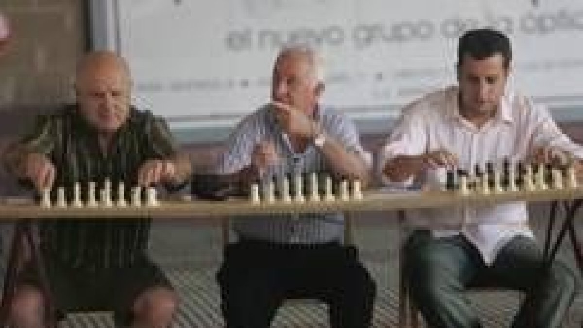 El edil socialista, Iván García, derecha, firmó un empate con Timman
