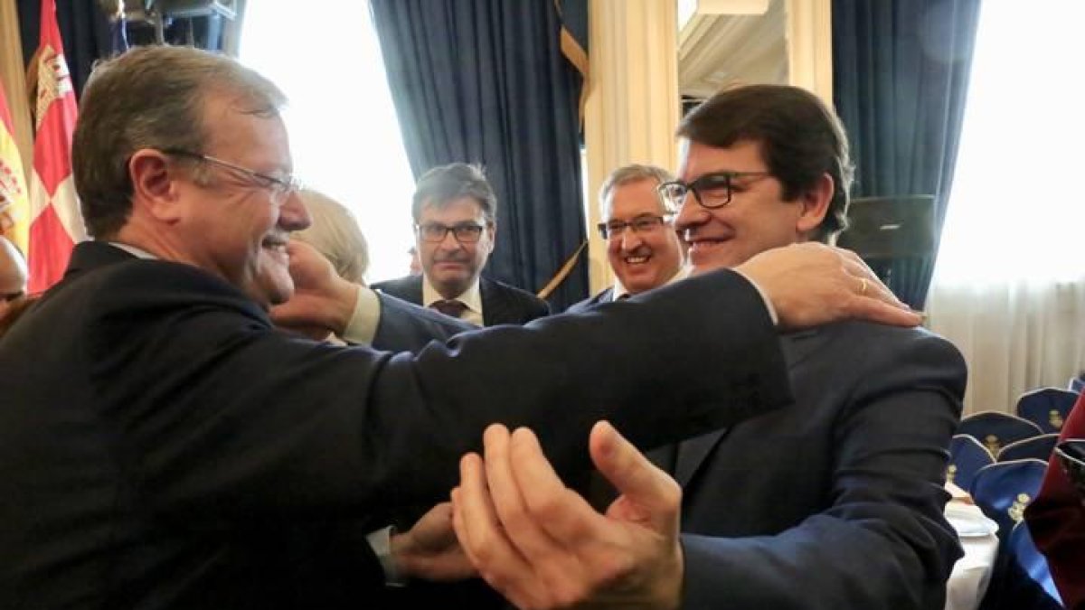 Silván saluda a Fernández Mañueco en una imagen de archivo