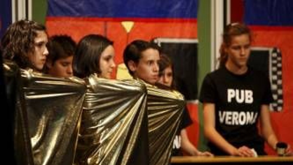 Alumnos del IES Eras de Renueva, en la representación teatral en habla inglesa, que hicieron ayer