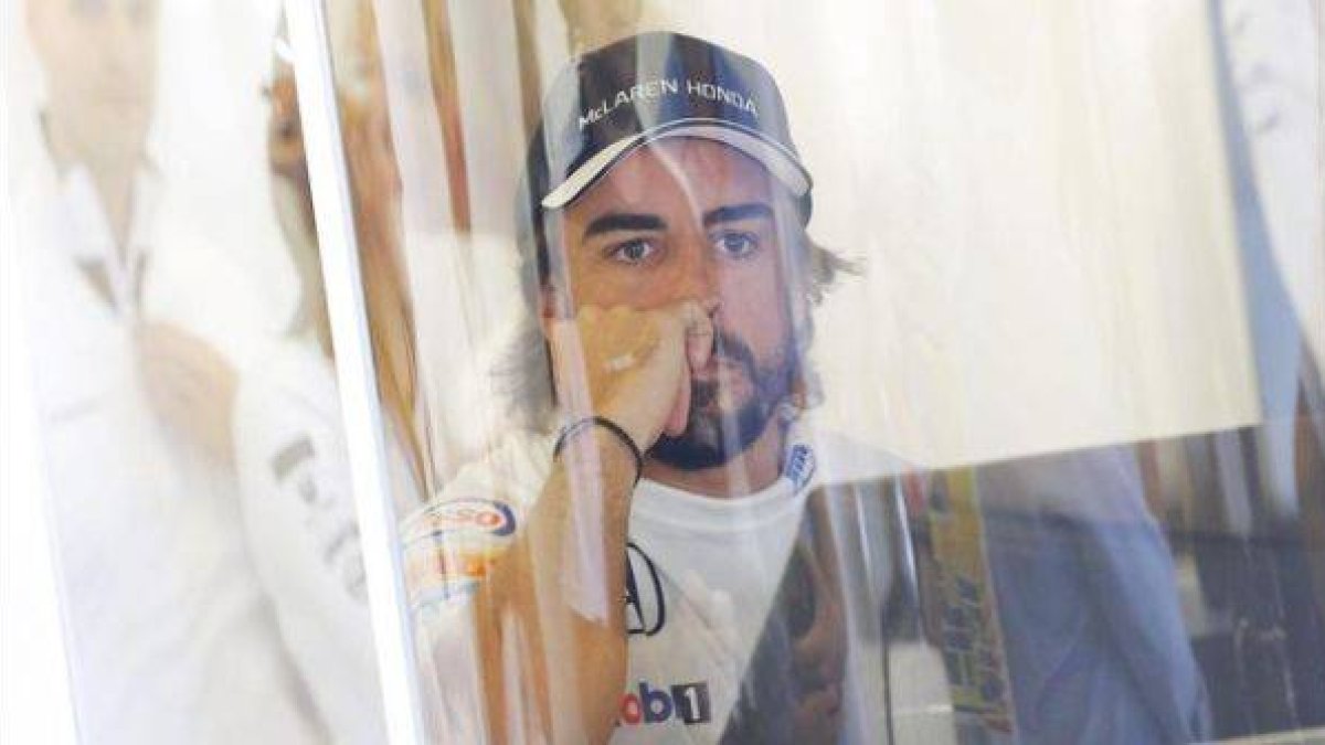 Fernando Alonso, en el box de McLaren en el circuito de Silverstone.