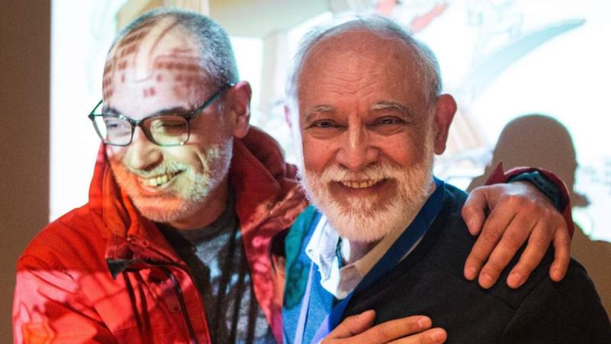 El dibujante Jan (derecha), con su hijo en el homenaje que recibió en 2018 en el Salón del Cómic de Barcelona, al cumplirse el 45 aniversario de Superlópez.