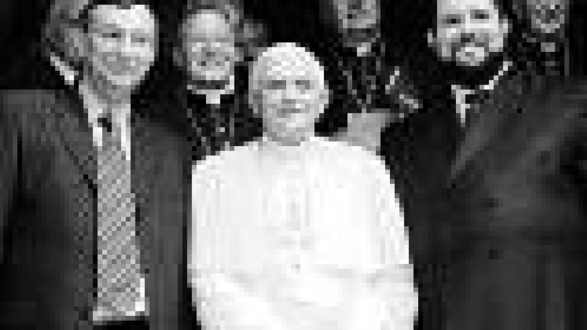 Ratzinger, entre dos rabinos durante su visita a la sinagoga