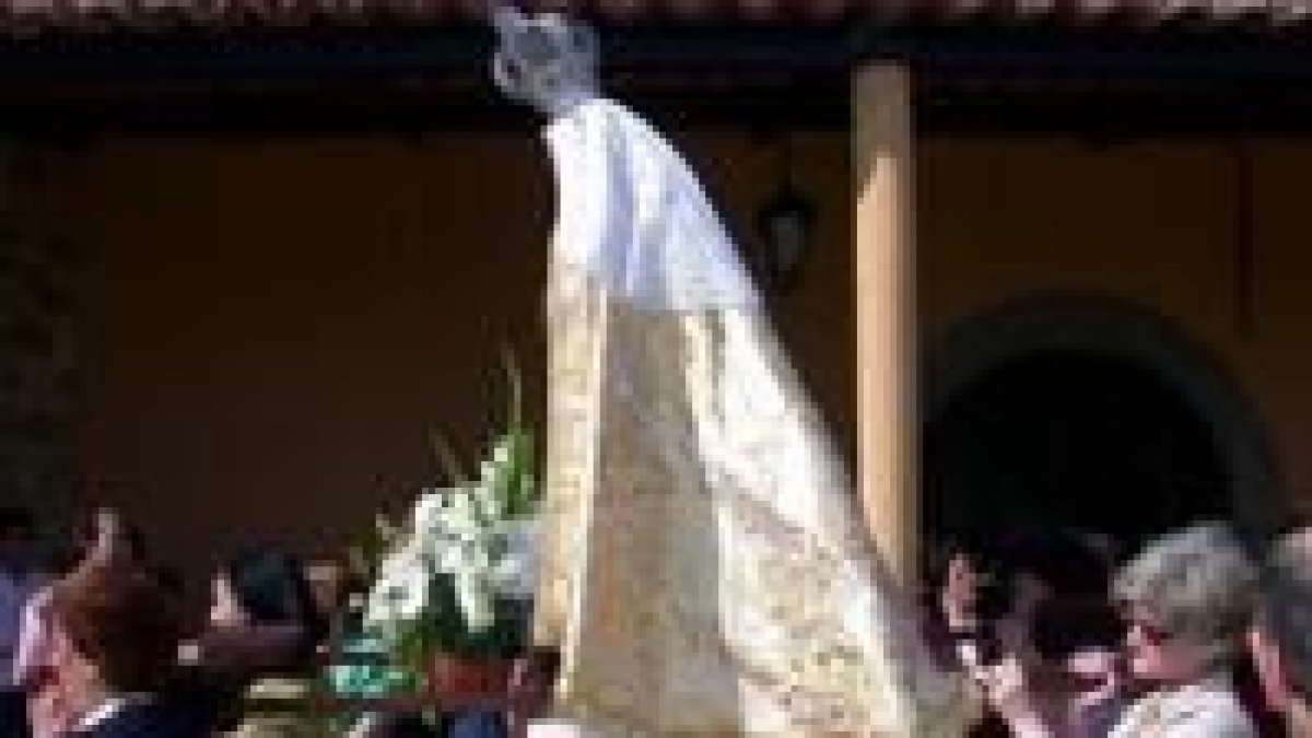 Los vecinos de Moral de Órbigo pasearon a su patrona con un nuevo manto