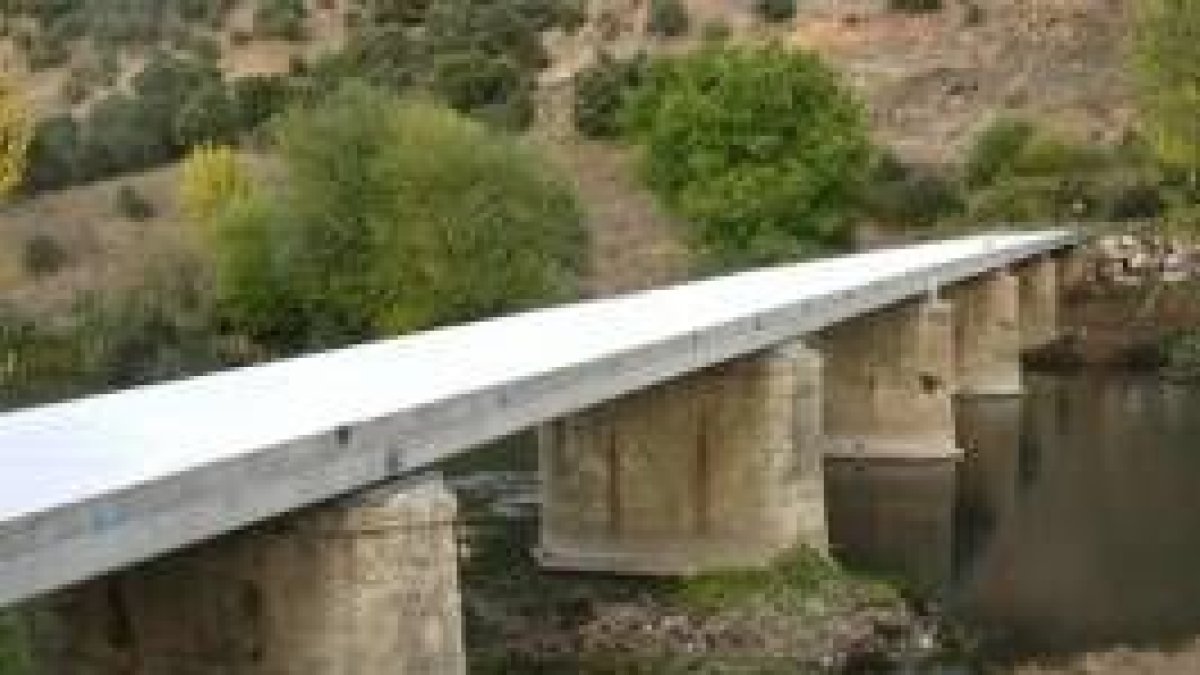 Las obras de hormigonado en el puente de La Seca de Alba concluyeron ayer