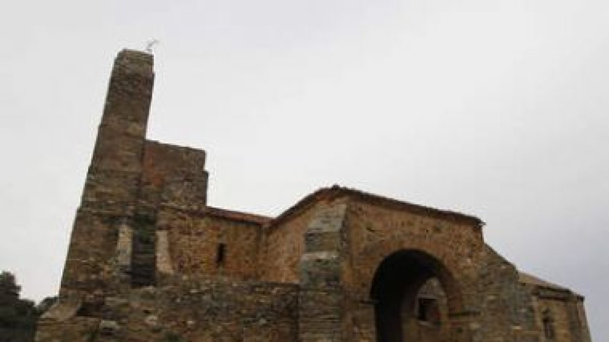 Las fotografías prueban el estado de abandono en el que se encuentra la iglesia gótica de San Román,