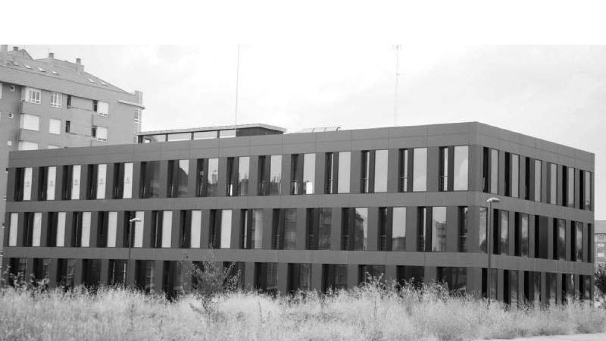 Imagen de archivo del edificio rojo de Eras de Renueva, que ha tenido diferentes fines desde su construcción.