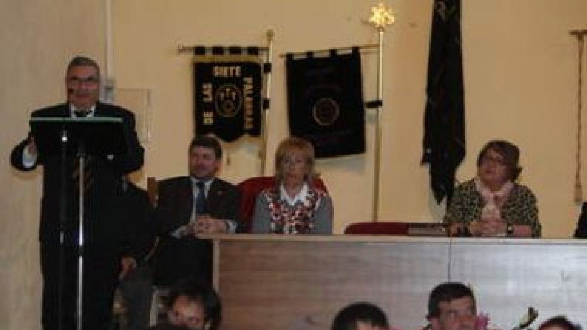 El investigador Javier Antón cantó el pregón acompañado por la Banda Municipal de Música de Mansilla