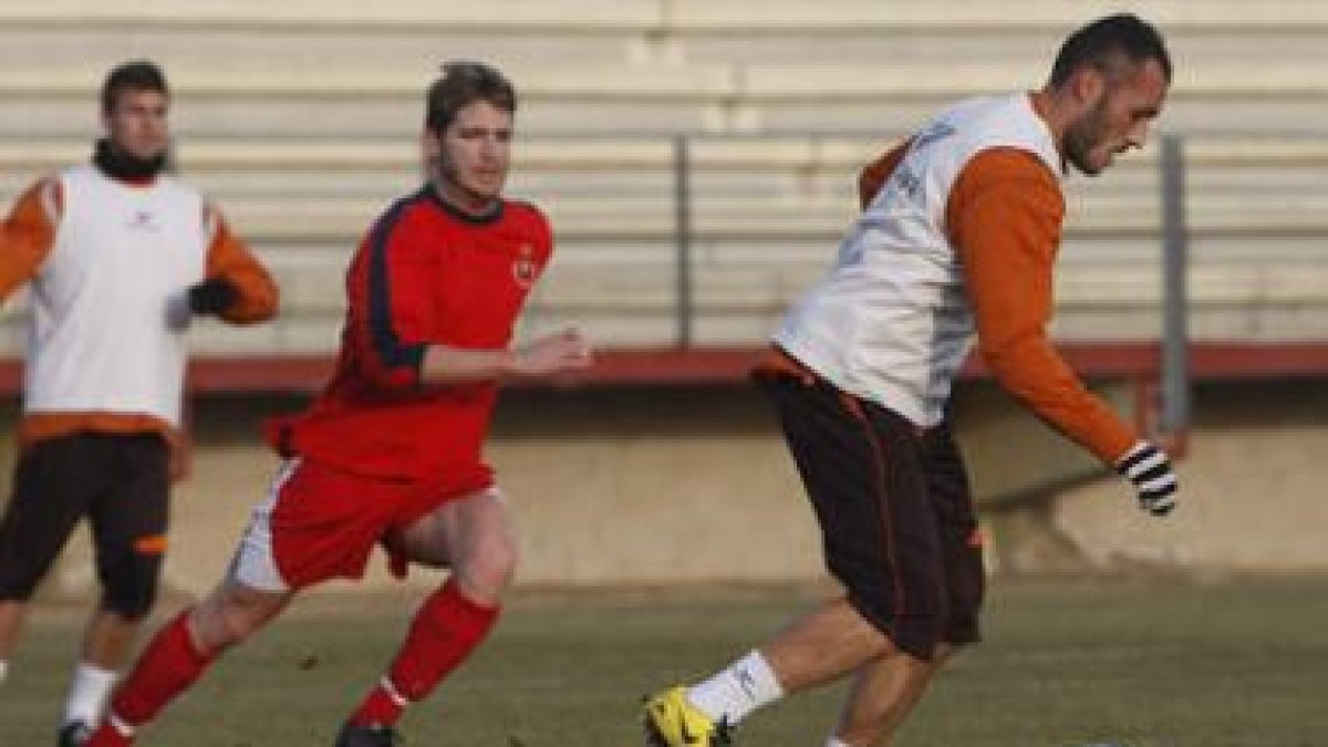 Yahvé, a la derecha con el balón controlado, continuará en el equipo inicial de la Cultural que hoy