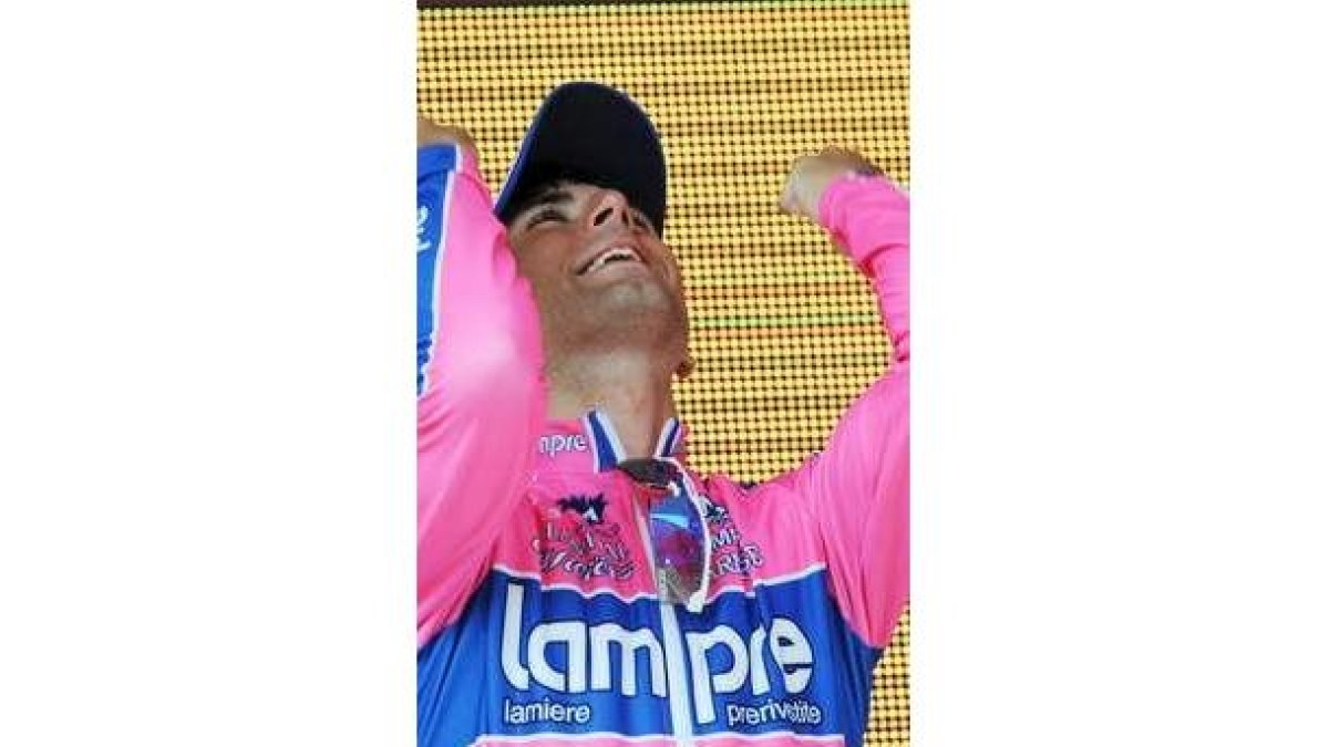 Ulissi, del equipo Lampre, celebra sobre el podio su victoria.