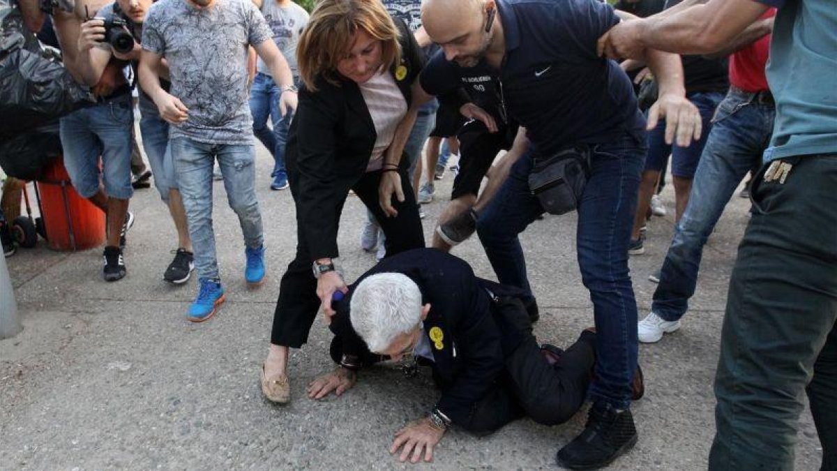 Butaris, en el suelo, tras ser agredido.