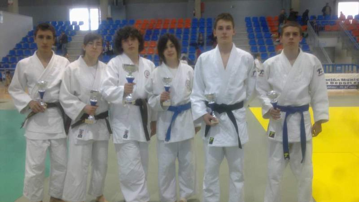 Los judocas leoneses posan con los seis trofeos obtenidos en el autonómico cadete.
