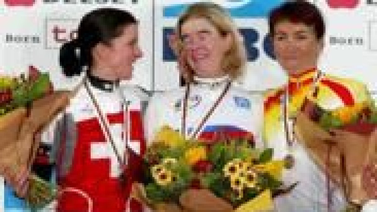 Somarriba, primera por la derecha, en el podio con su medalla de bronce