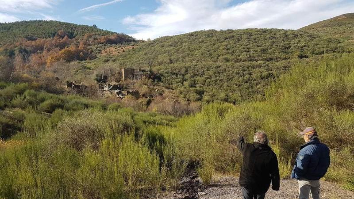 Dos vecinos de Santa Marina a los pies de Santibáñez. C. FIDALGO