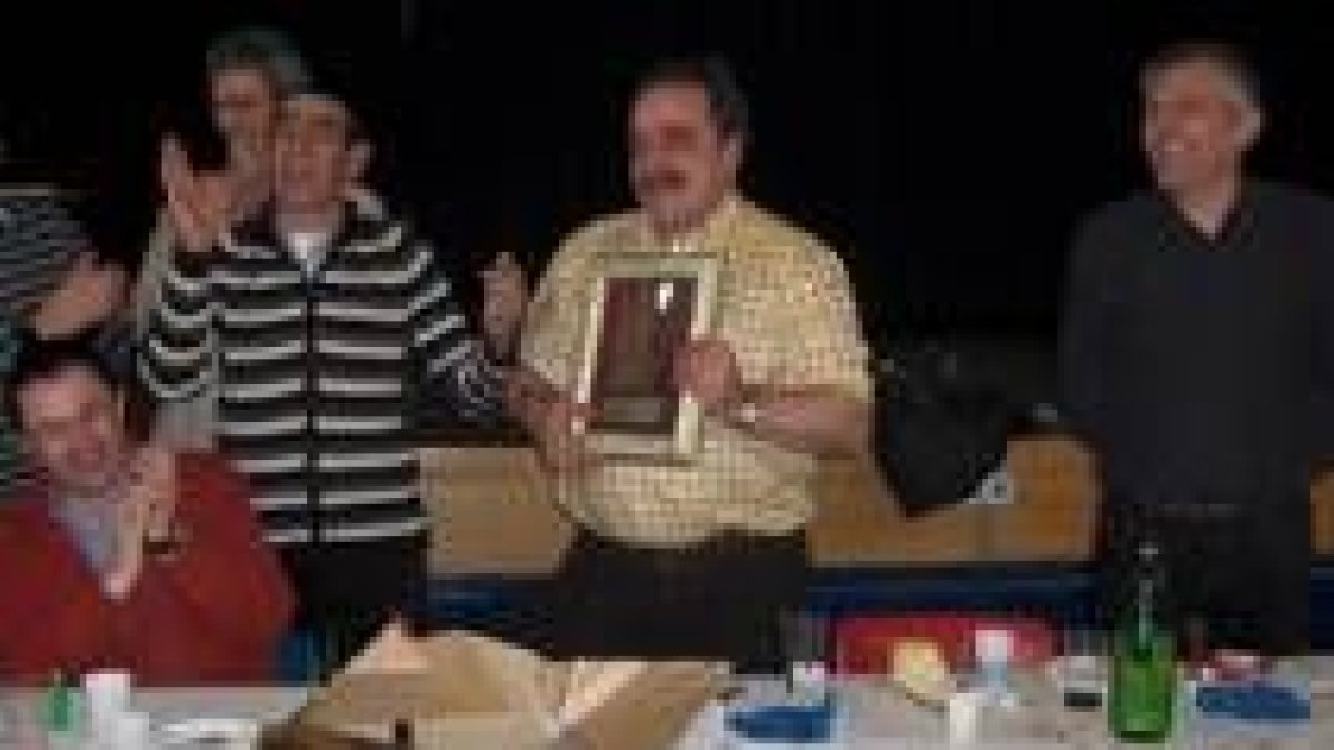 El presidente de La Protectora, en el momento de recibir la placa de homenaje