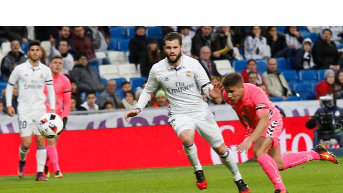 Ángel Bastos se mostró muy intenso durante todo el partido, como muestra la imagen frente al madridista Nacho. RAMIRO/MARCIANO