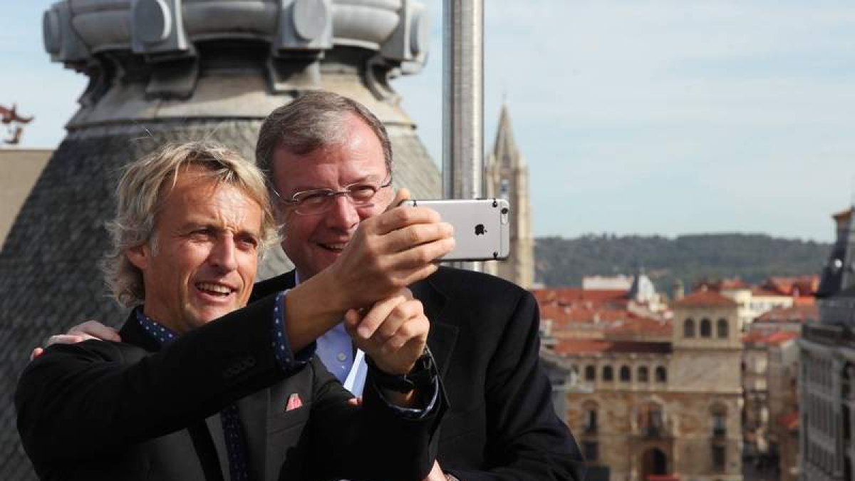 Jesús Calleja se hace un selfie con ANtonio Silván en la terraza del Ayuntamiento
