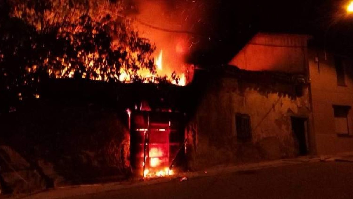 Una imagen obtenida por un vecino del incendio de la finca. DL