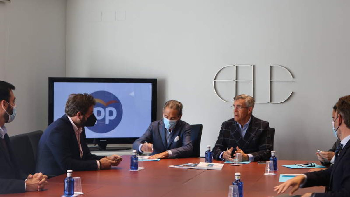 Imagen de la cita entre los representantes de la Fele y el PP. DL