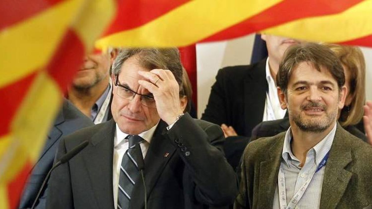 Artur Mas, junto al líder de Convergencia Democrática de Cataluña (CDC) Oriol Pujol, tras conocer los resultados.