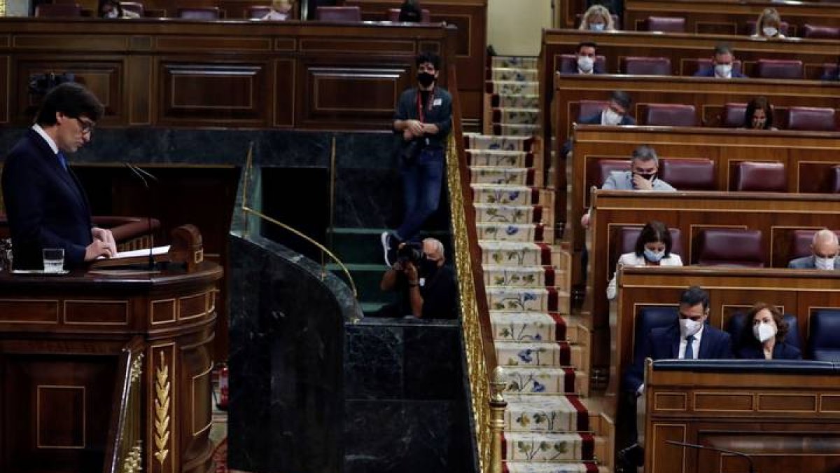 El ministro de Sanidad, Salvador Illa (i), durante su intervención en el pleno del Congreso del 29 de octubre. ZIPI