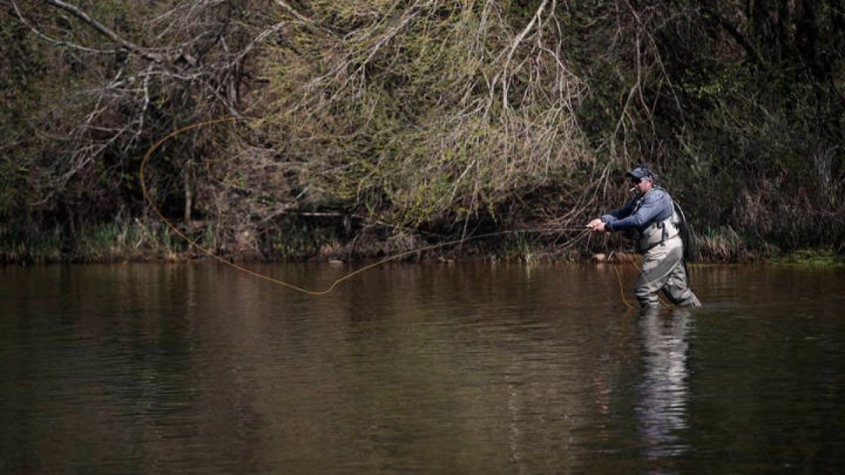 Un pescador en plena faena en uno de los muchos ríos existentes en la provincia de León. JESÚS