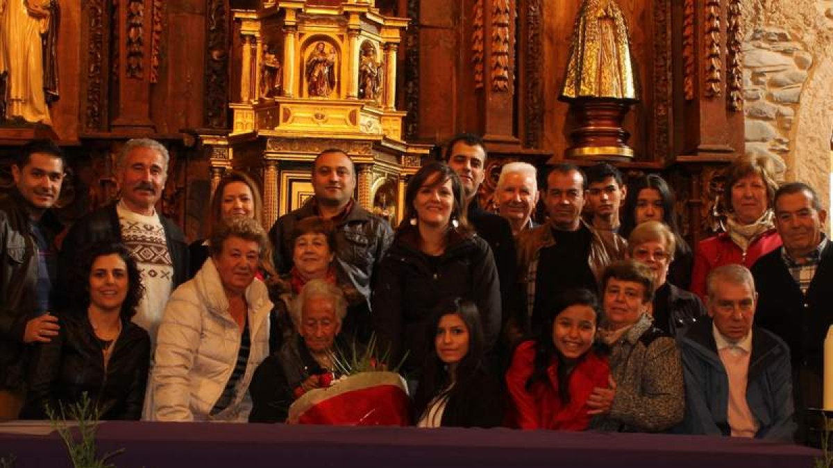 En el centro, sentada, la centenaria rodeada de familiares y amigos.