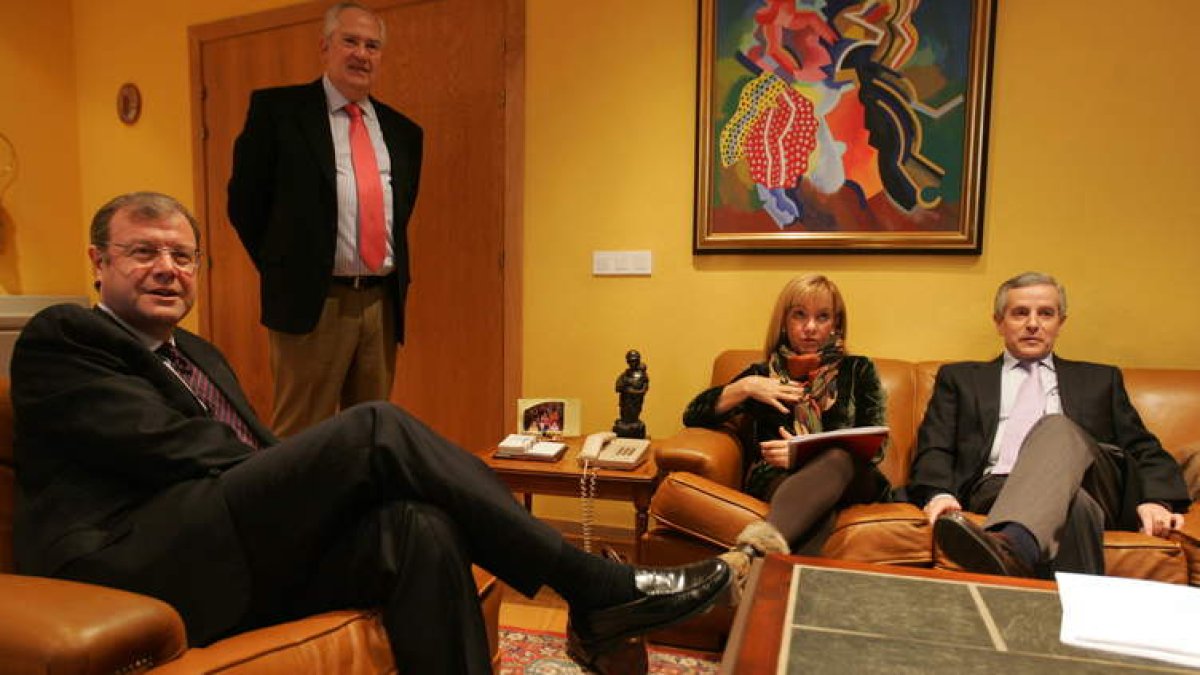 Silván, Guillermo García, Isabel Carrasco y Emilio Gutiérrez, ayer antes de la reunión en la Delegación de la Junta en León.