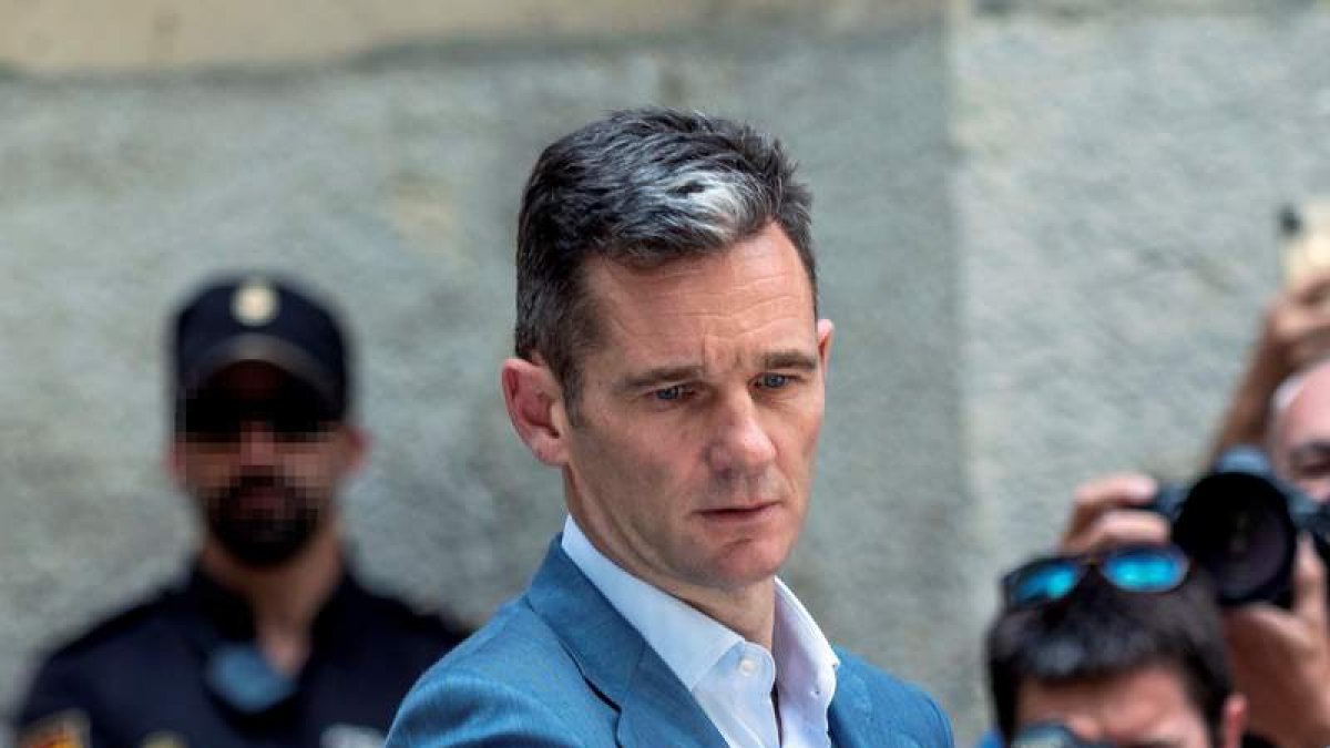 Urdangarin a su salida de la Audiencia tras recoger la orden de ingreso en prisión. CATI CLADERA