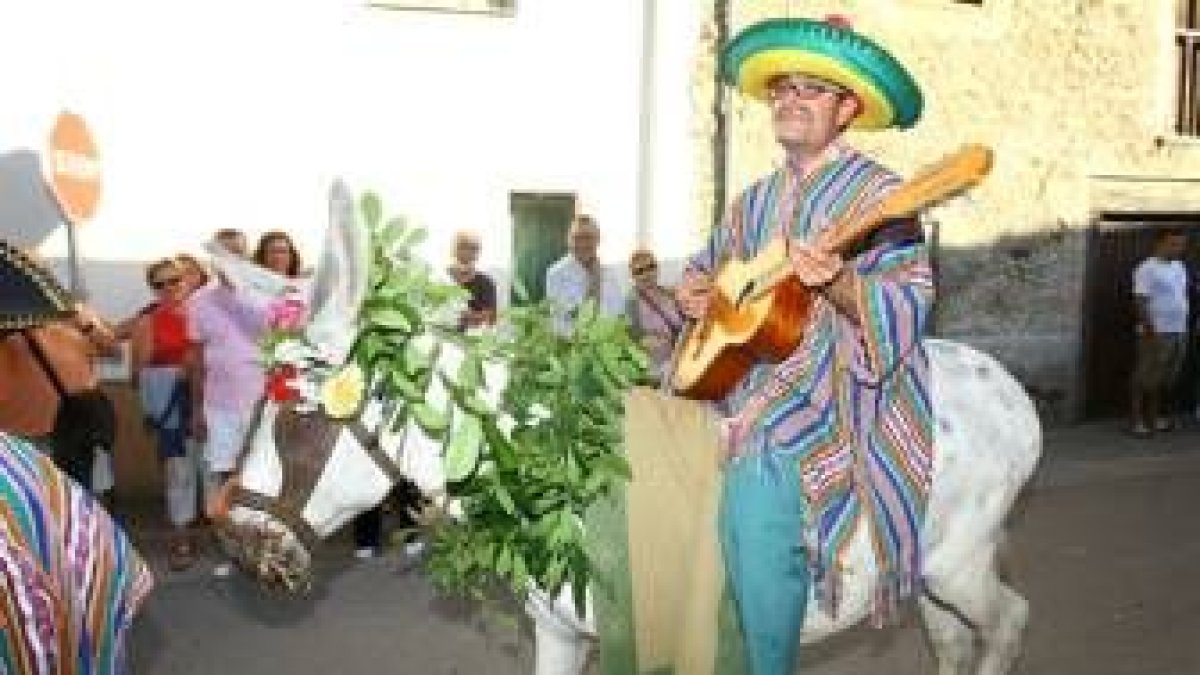 Los jinetes, vestidos de forma especial para la ocasión, también engalanaron a su montura