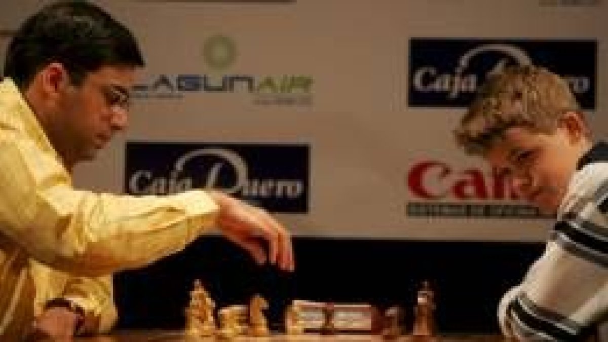 Anand, a la izquierda, jugando el año pasado con Carlsen, conocido como el «Mozart del ajedrez»