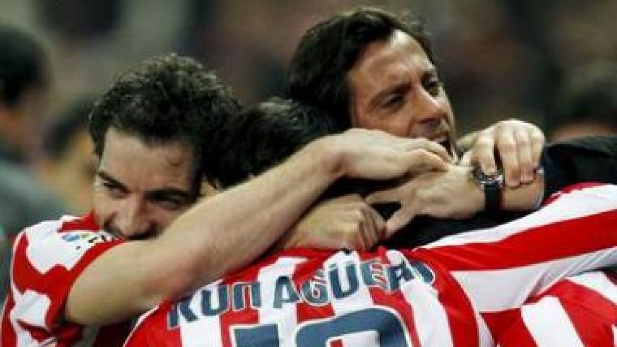 Jugadores del Atlético y su técnico celebran el triunfo.