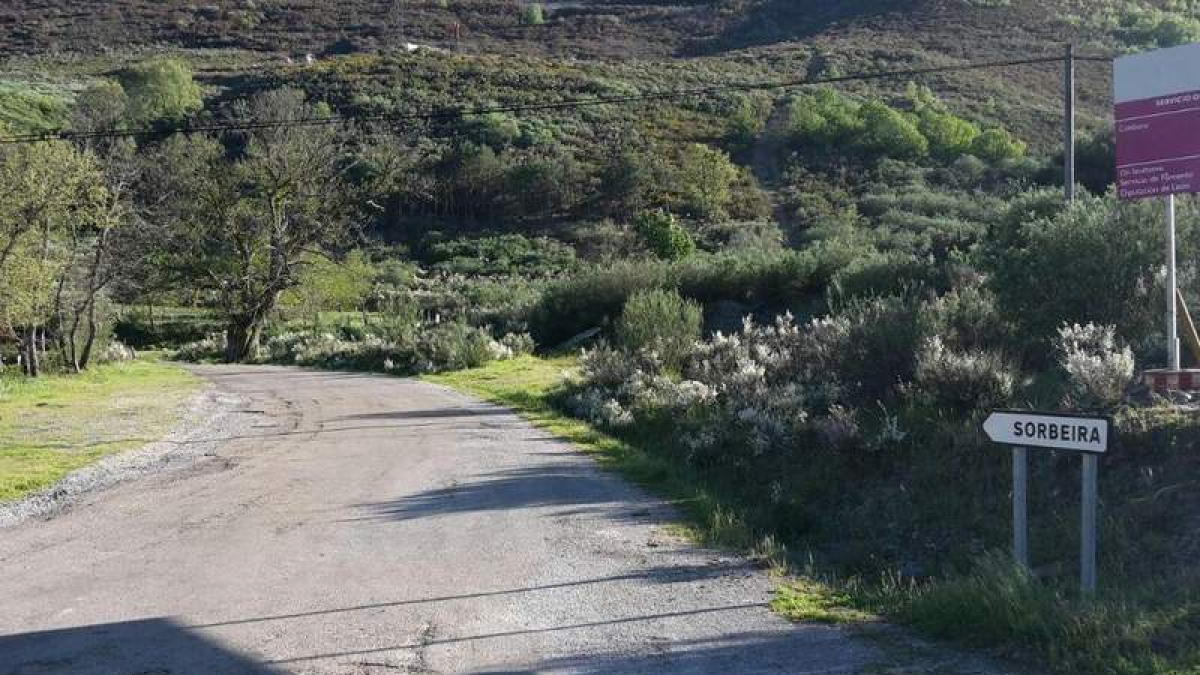 Acceso a la localidad de Sorbeira, en el municipio de Candín, en el que actuará la Diputación.