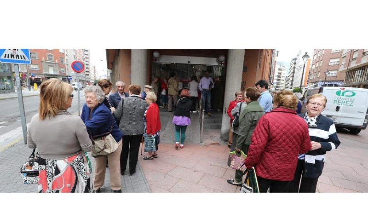 Grupo de usuarios a la entrada del hogar del pensionista de Ponferrada, el único de la comunidad que contaba con plaza médica.