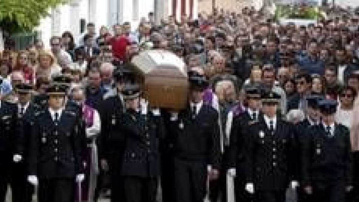 Numerosos compañeros de la joven policía asesinada encabezaron la comitiva del funeral