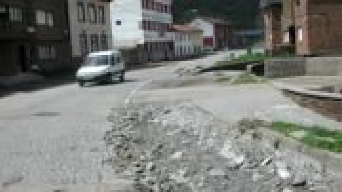 La calle Capitán Lozano sirve para comunicar La Pola con otros pueblos