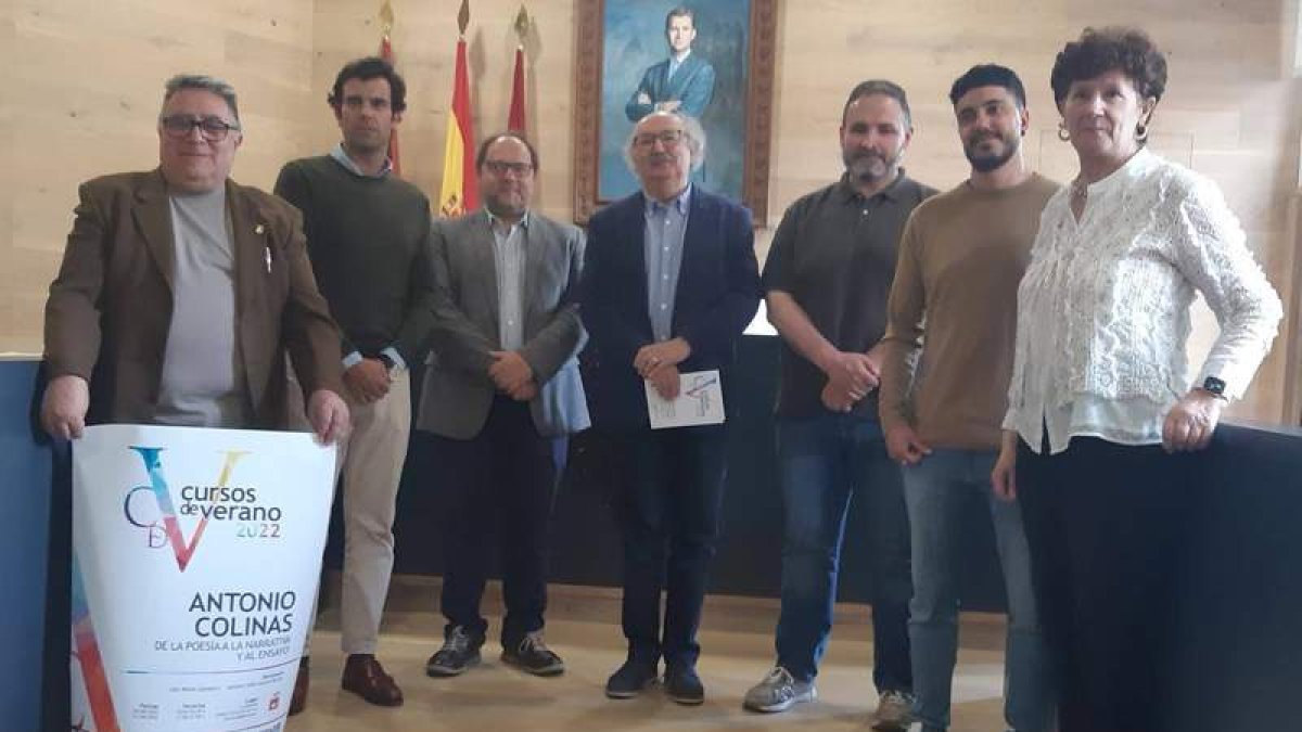 El Ayutamiento de La Bañeza presentó el curso de verano sobre Antonio Colinas. DL