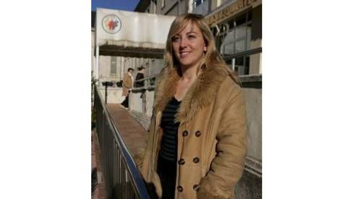 Eva Gómez, a la puerta del centro de día de AFA León