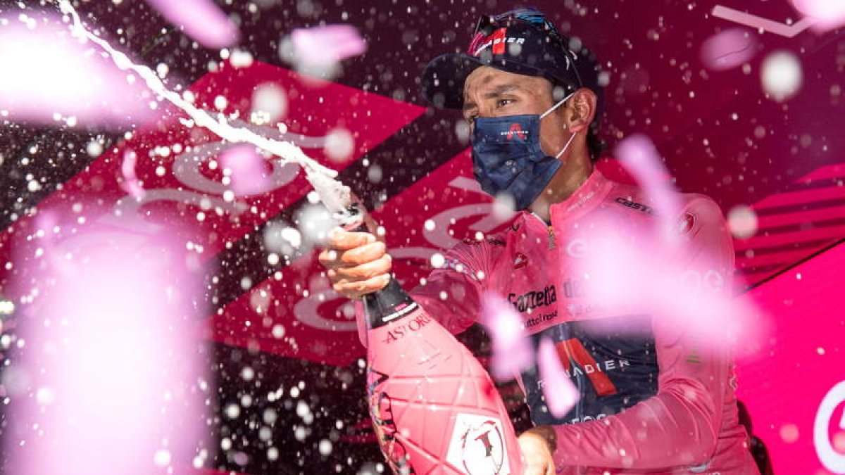 Egan Bernal (Ineos) sigue mandando en la general. LUCA ZENNARO
