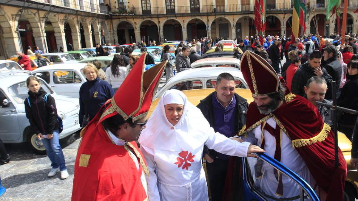 La concentración en la plaza Mayor contó con imágenes y escenas pintorescas sobre la historia del Seat 600.