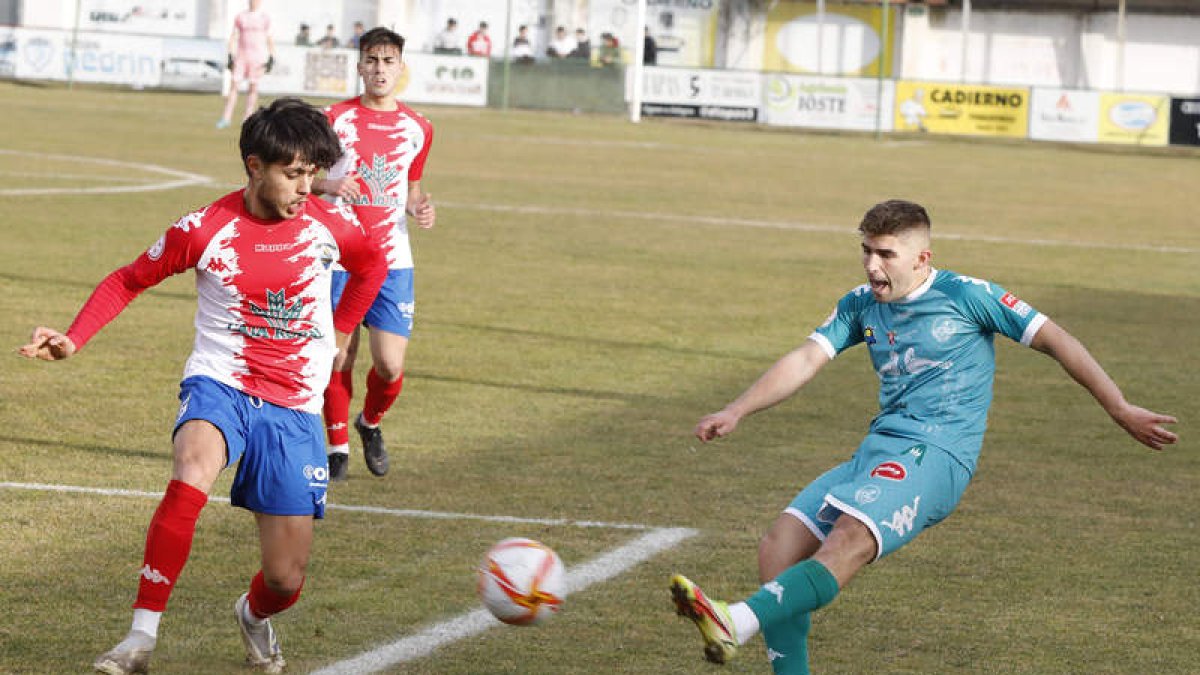 Sergio Fernández culminó la remontada astorgana en el inicio de la segunda mitad. MARCIANO PÉREZ