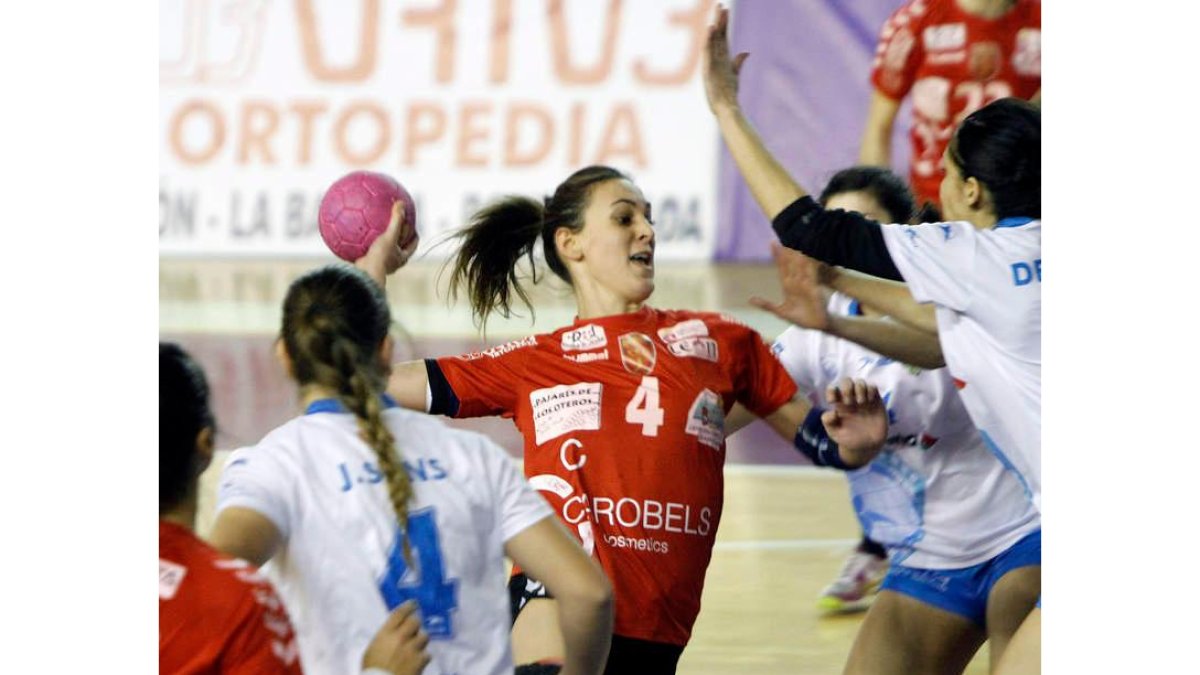 Itziar Ubillos intenta un lanzamiento a portería durante el partido de ayer entre el Cleba y el Alcobendas.