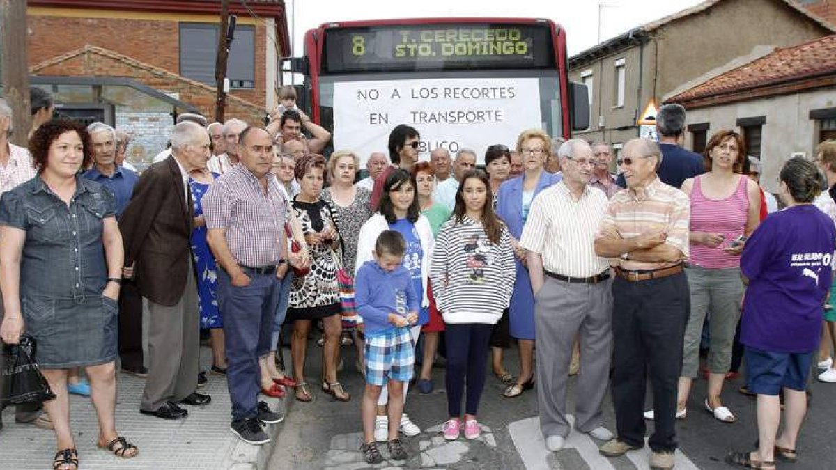 Vecinos y usuarios se reunieron ayer para protestar frente a la parada de la iglesia.