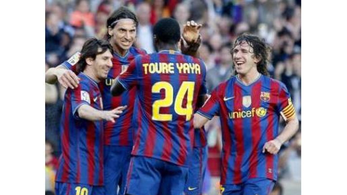 Ibrahimovic celebra su gol con Messi, Touré Yaya y Puyol.