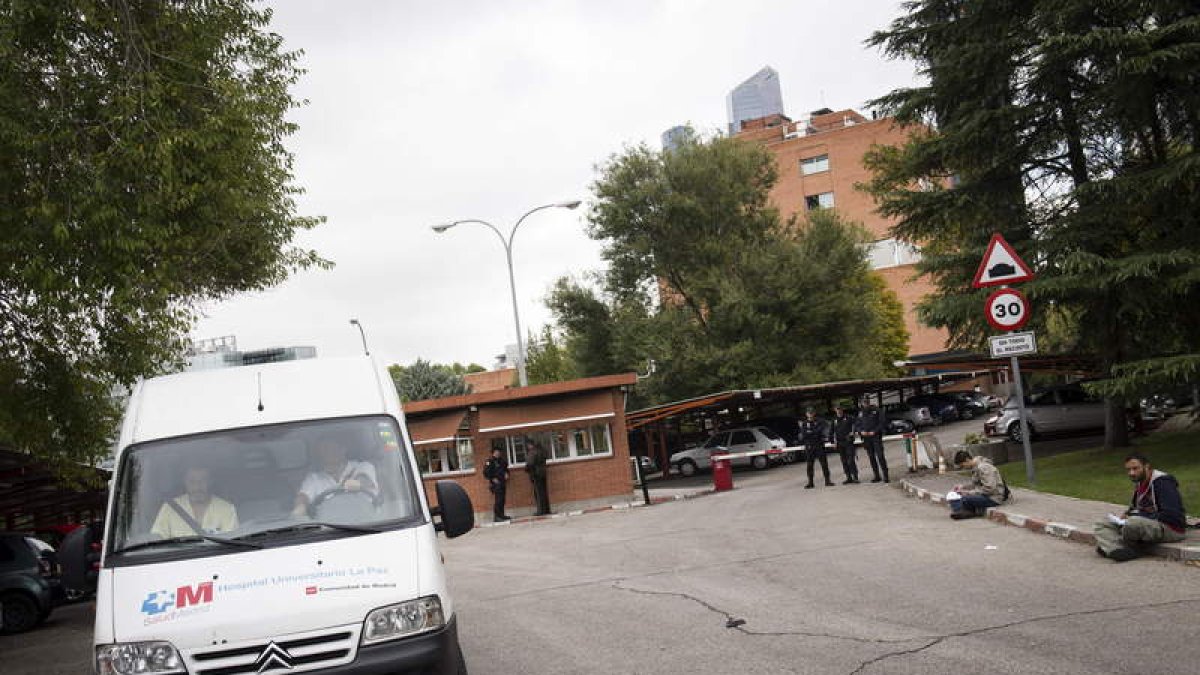 Acceso al hospital Carlos III de Madrid donde permanece ingresada Teresa Romero.