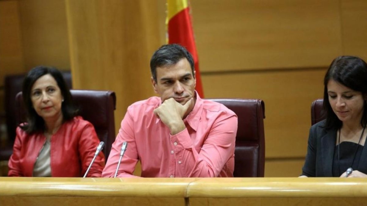 Margarita Robles (iz) y Pedro Sánchez, juntos en el Senado, en septiembre del 2017