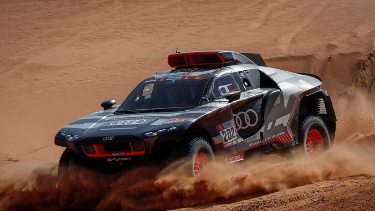 El español Carlos Sainz durante la disputa de la séptima etapa del Dakar 2022. BIEL ALIÑO