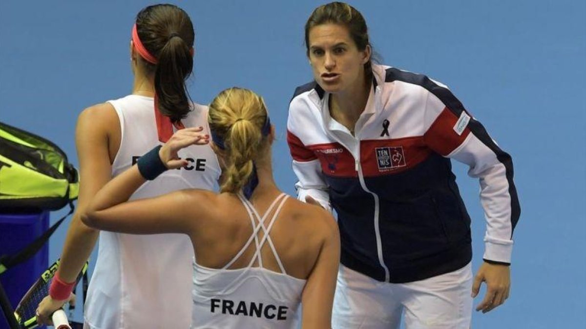 Amélie Mauresmo, animando a las jugadoras francesas el pasado fin de semana.