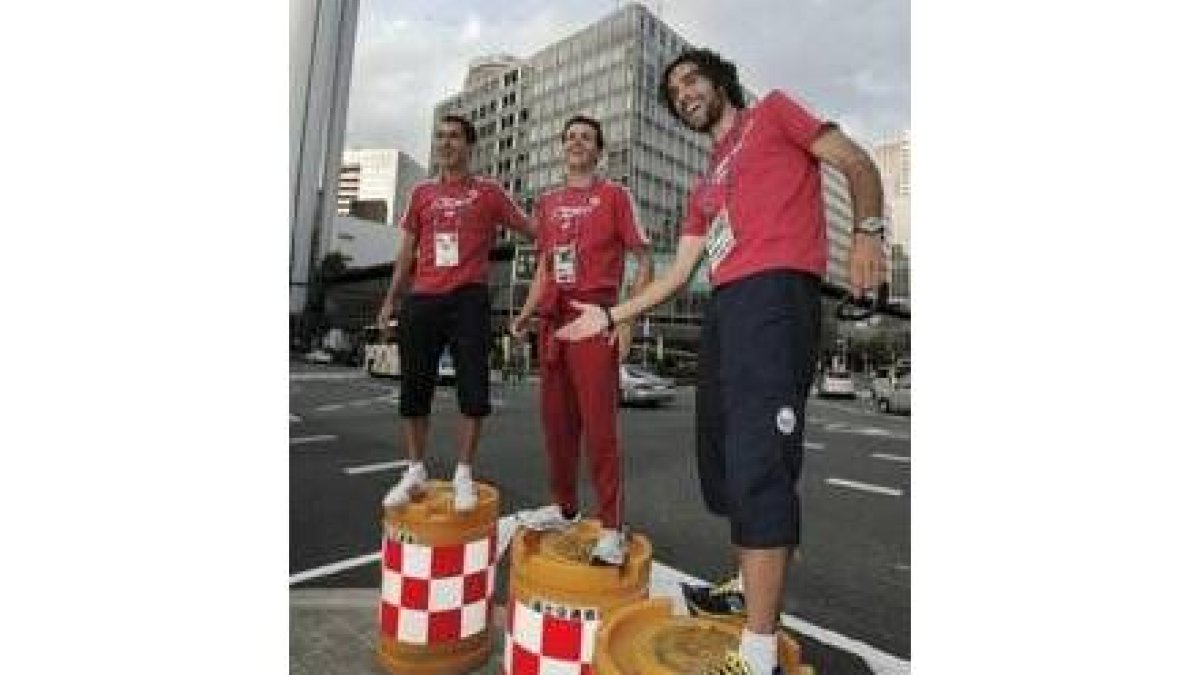 Casado, Higuero y Sergio Gallardo posan ayer en una calle de Osaka subidos a un improvisado podio