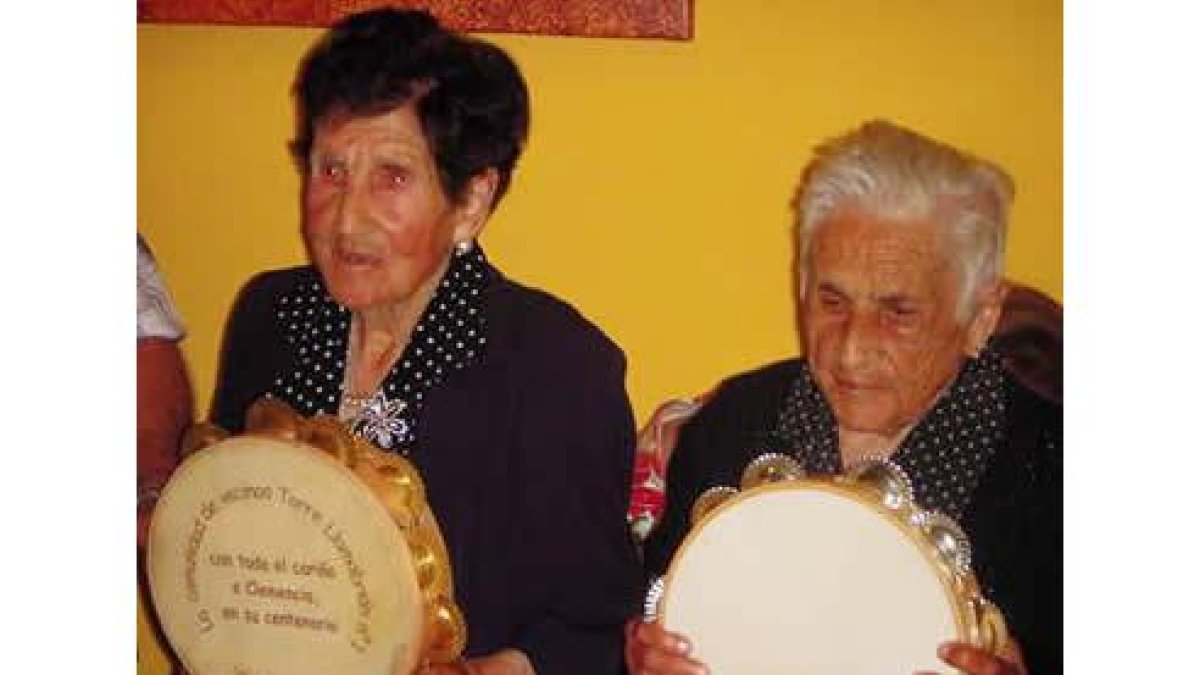 Clemencia y Tomasa posan orgullosas con sus panderetas.