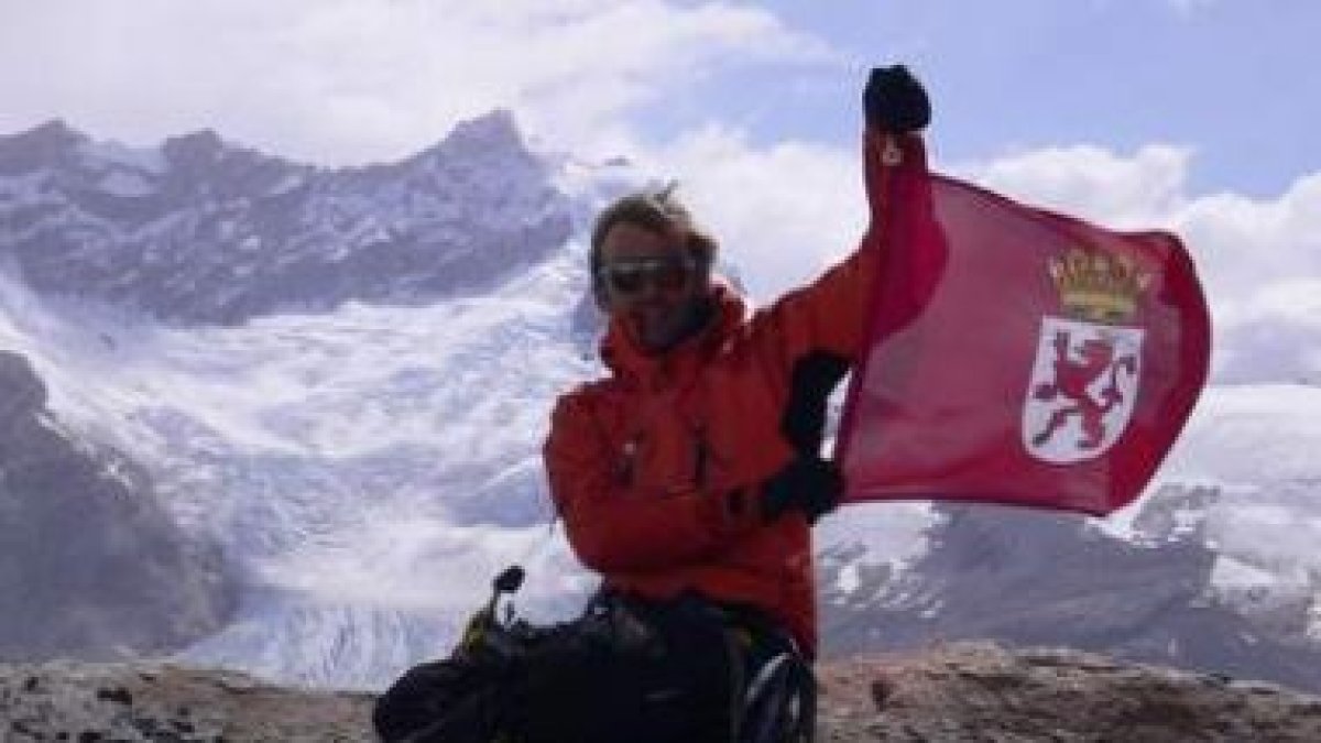 Jesús Calleja ha adornado las principales cumbres del planeta con la bandera de León, como en la ima